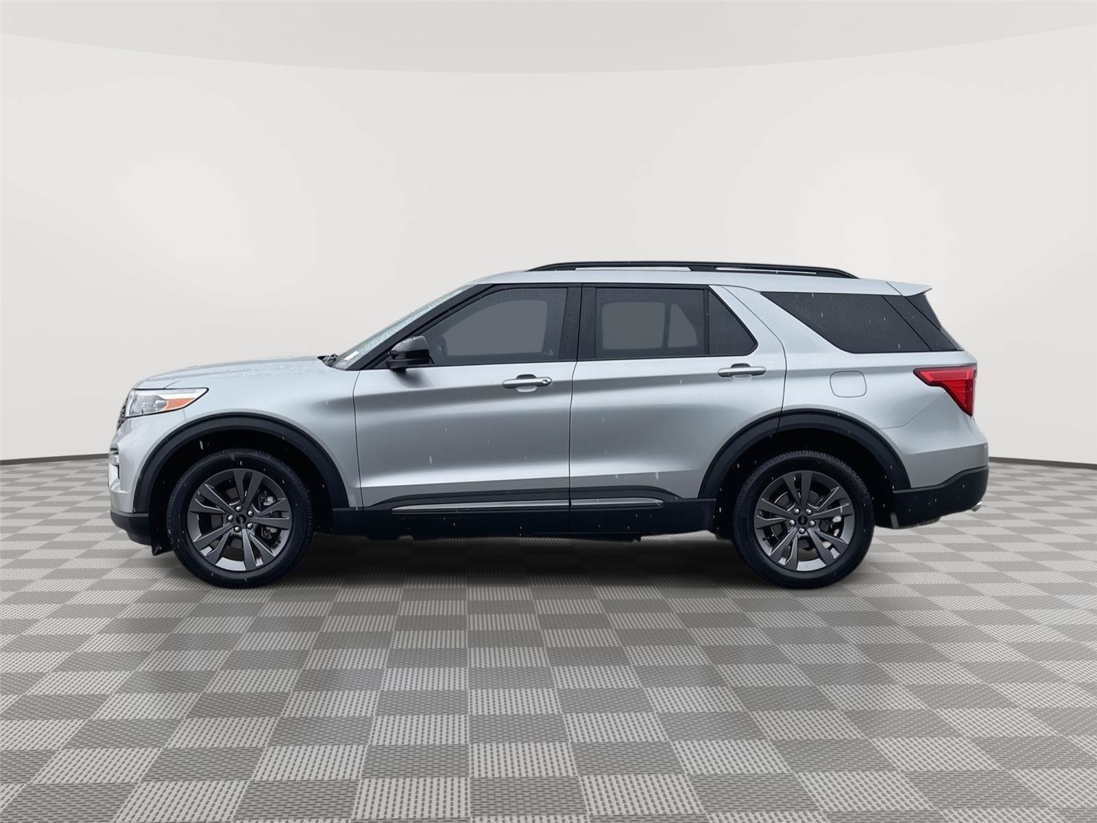 Certified 2023 Ford Explorer XLT w/ Equipment Group 202A AWD/4WD image 2