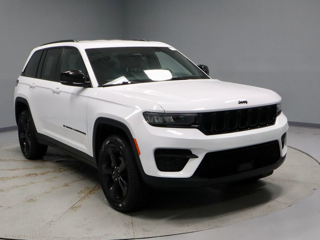 Used 2024 Jeep Grand Cherokee Altitude AWD/4WD image 1