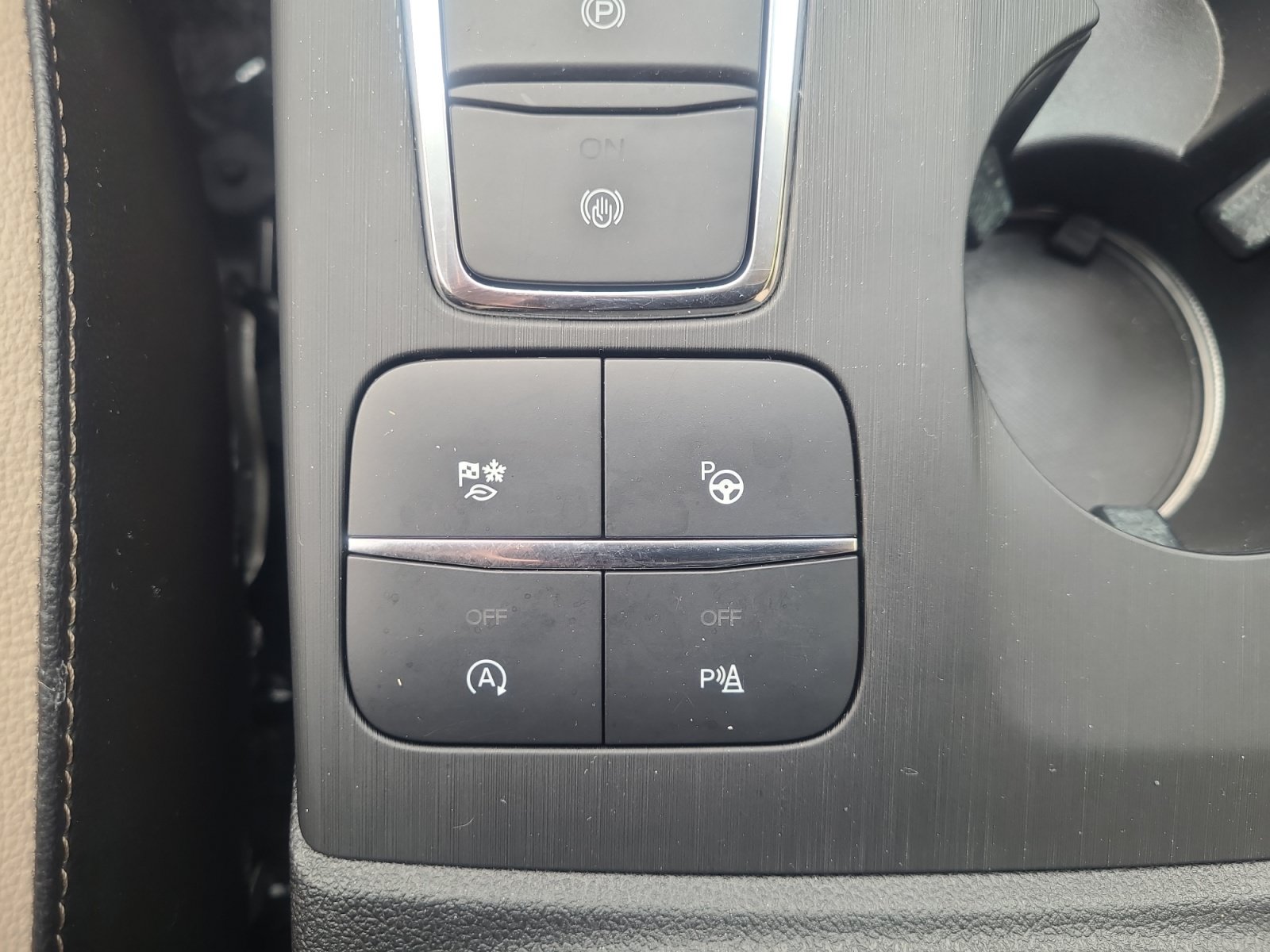 Certified 2020 Ford Escape Titanium AWD/4WD image 34