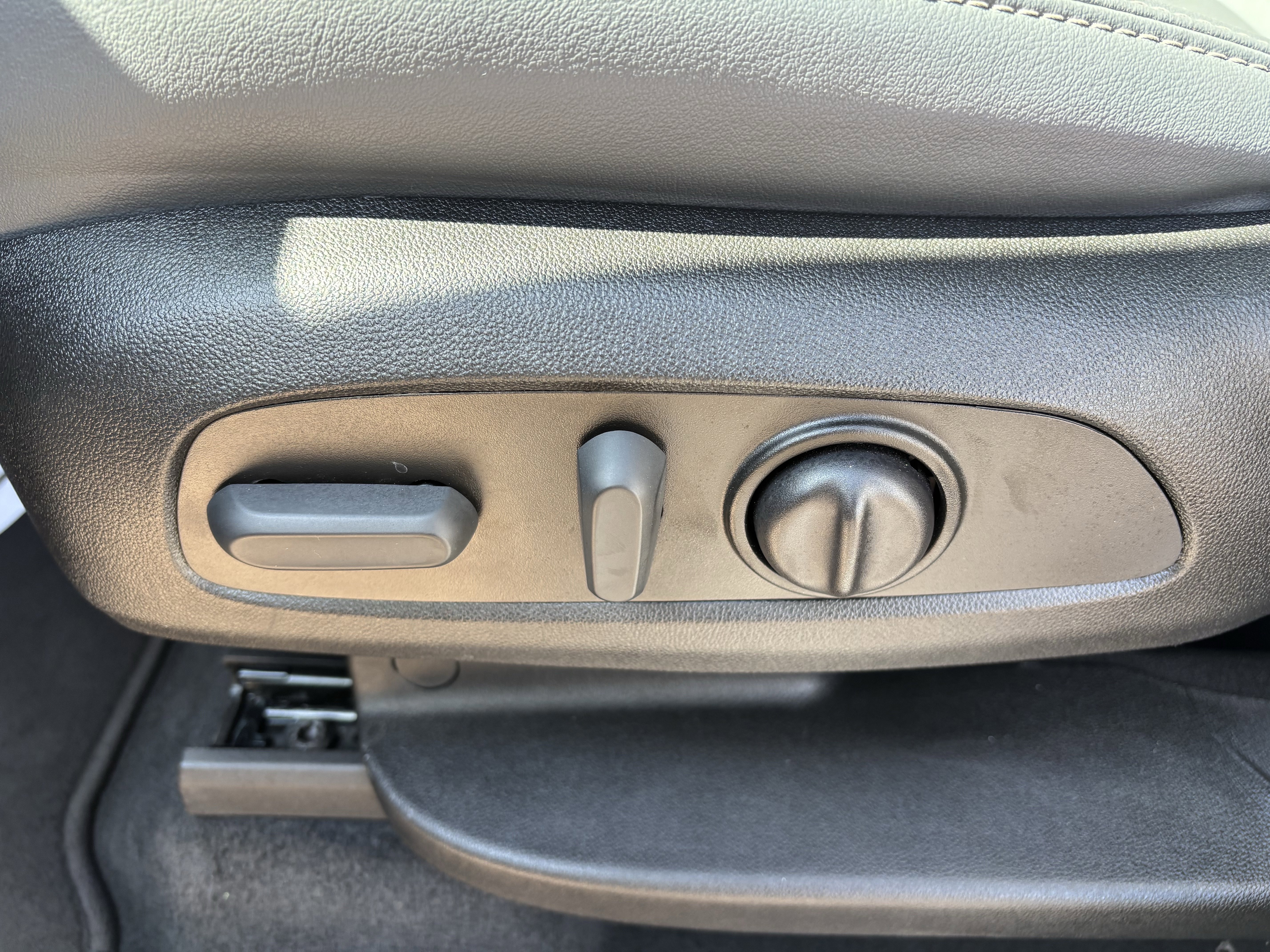 Used 2023 Buick Enclave Essence image 13