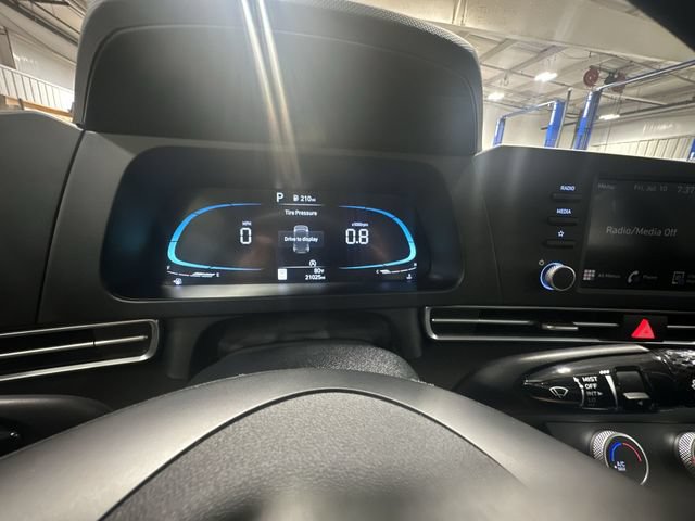 Used 2025 Hyundai Elantra SE FWD image 14