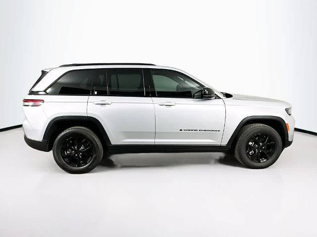 Used 2025 Jeep Grand Cherokee Altitude AWD/4WD image 26