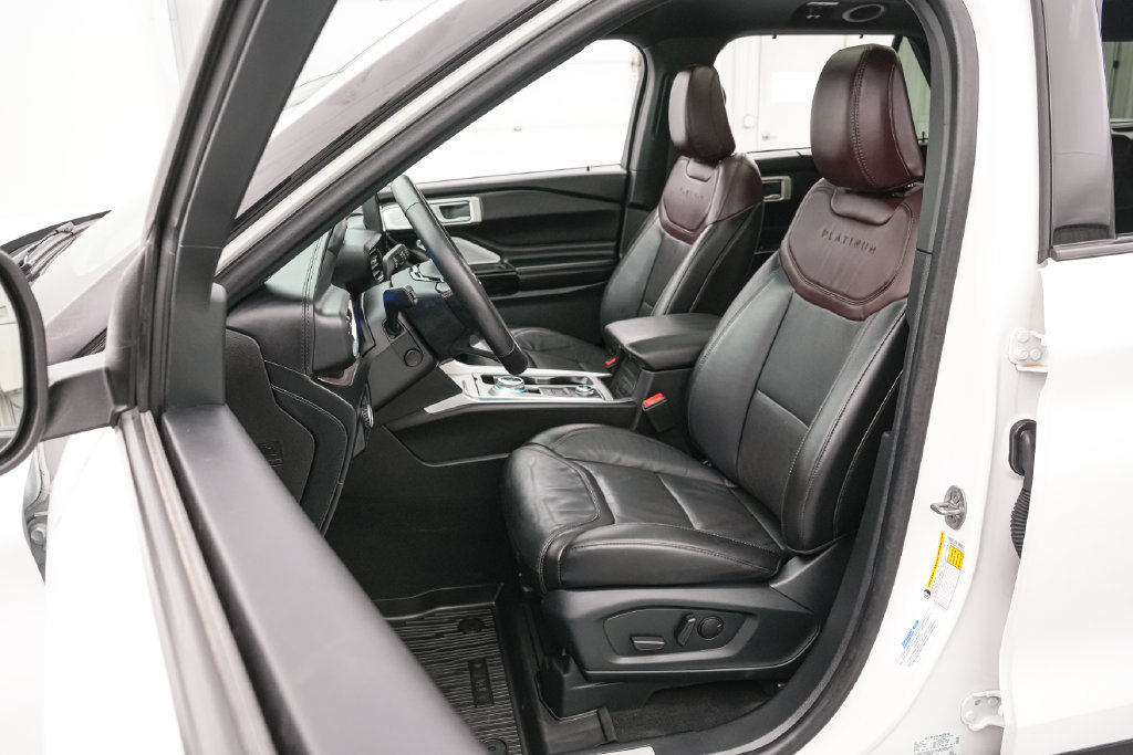Certified 2024 Ford Explorer Platinum w/ Technology Package AWD/4WD image 11