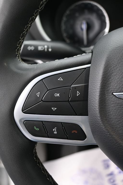 Used 2023 Chrysler Pacifica Touring-L FWD image 21