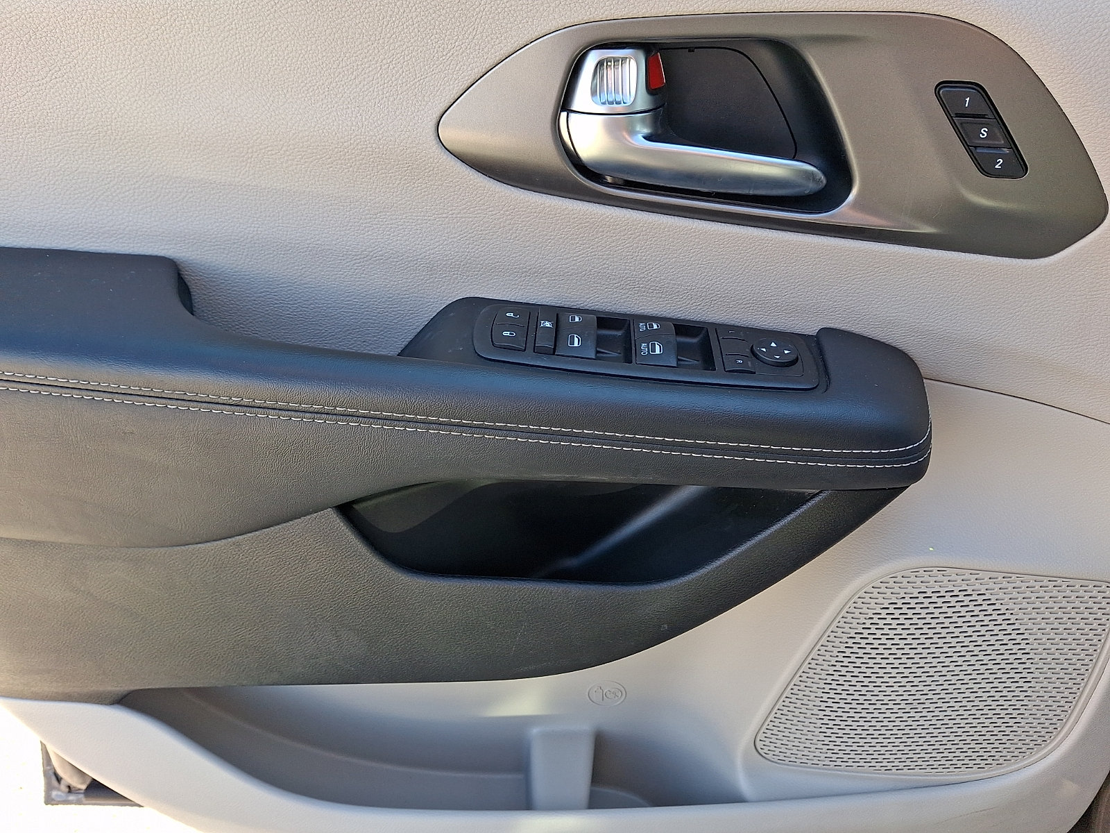 Used 2023 Chrysler Pacifica Touring-L FWD image 16