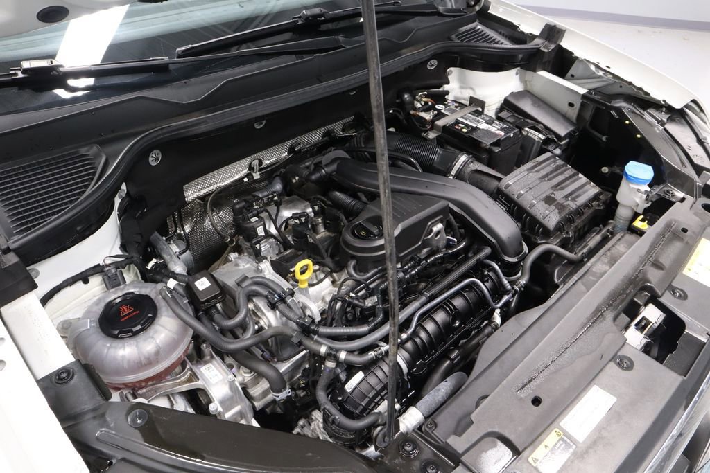 Used 2023 Volkswagen Taos SE w/ Panoramic Sunroof Package AWD/4WD image 15