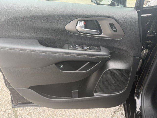 Used 2025 Chrysler Pacifica Select FWD image 11