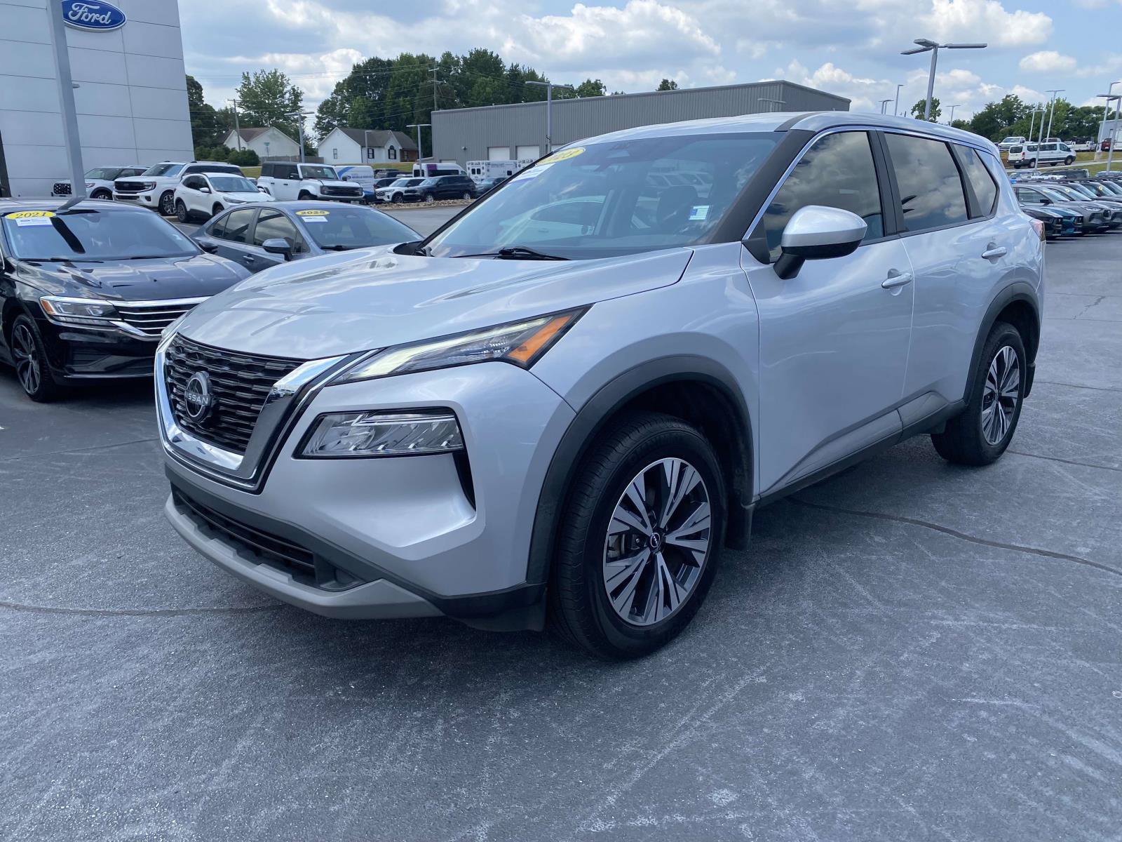 Used 2023 Nissan Rogue SV FWD image 3