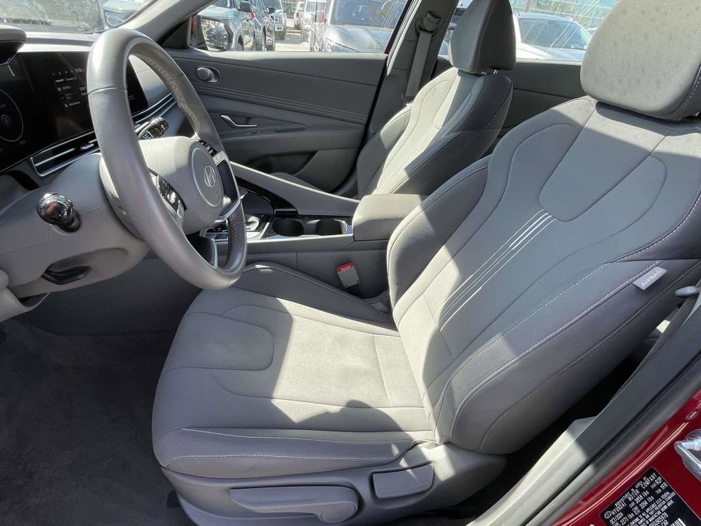 Used 2025 Hyundai Elantra SEL image 12