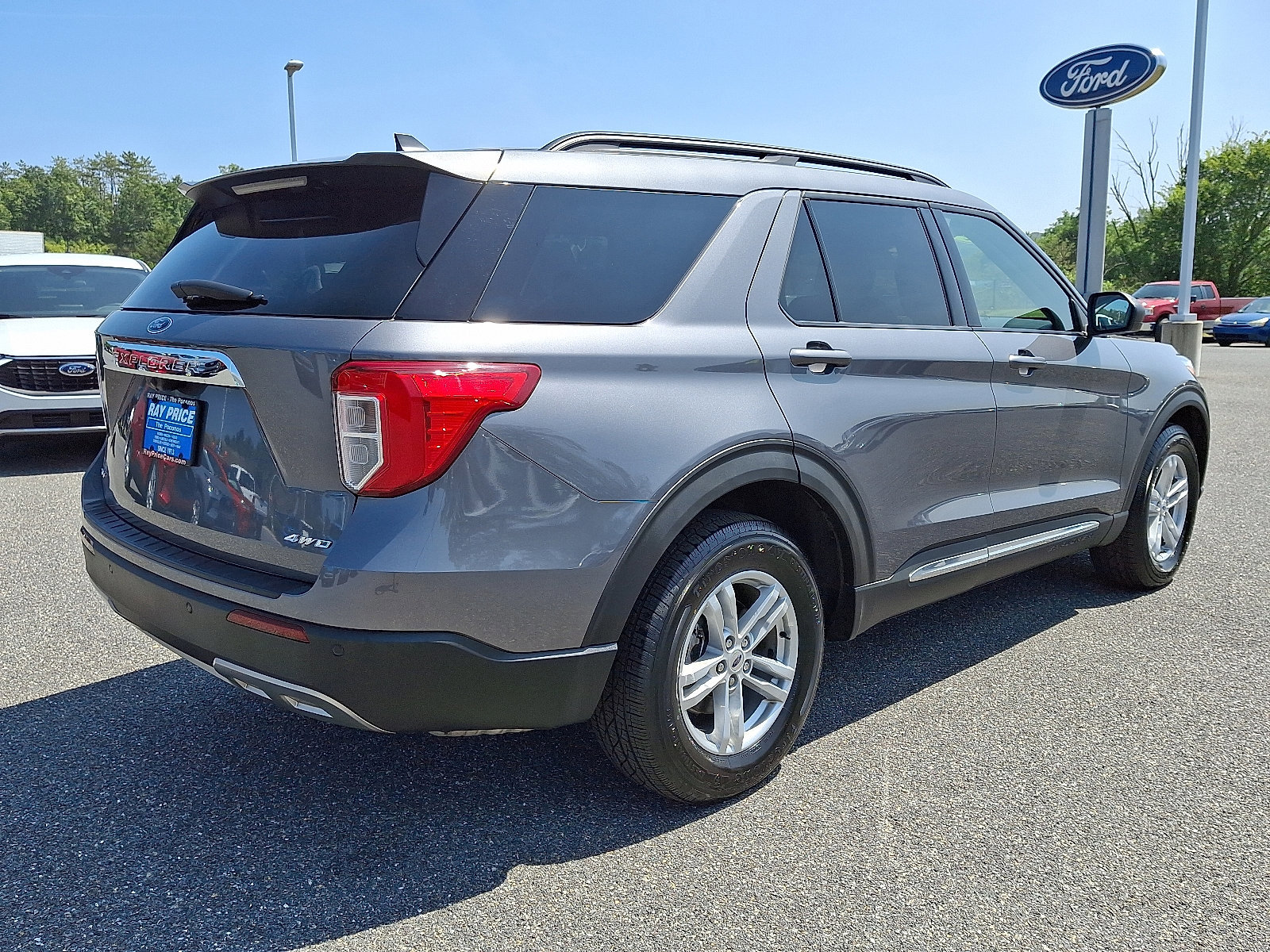 Certified 2022 Ford Explorer XLT w/ Equipment Group 202A image 4