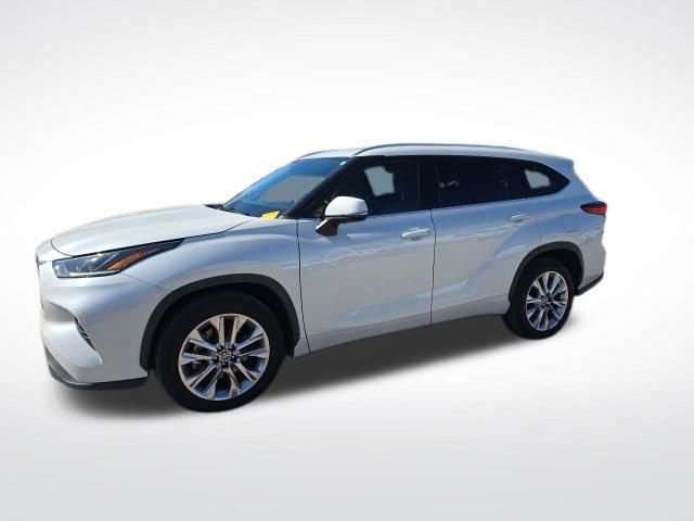 Used 2023 Toyota Highlander L image 2