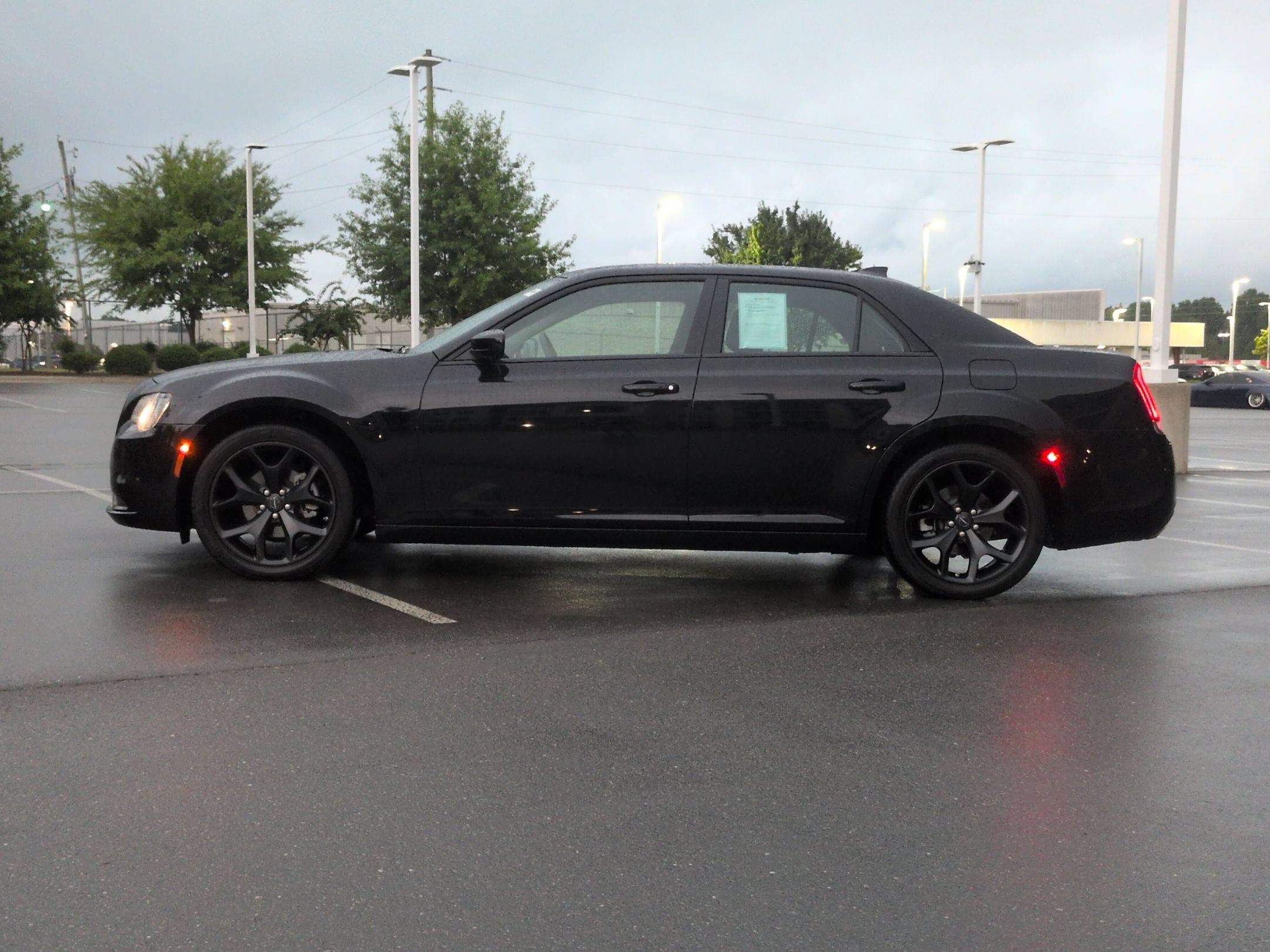 Used 2022 Chrysler 300 Touring w/ Sport Appearance Package RWD image 7