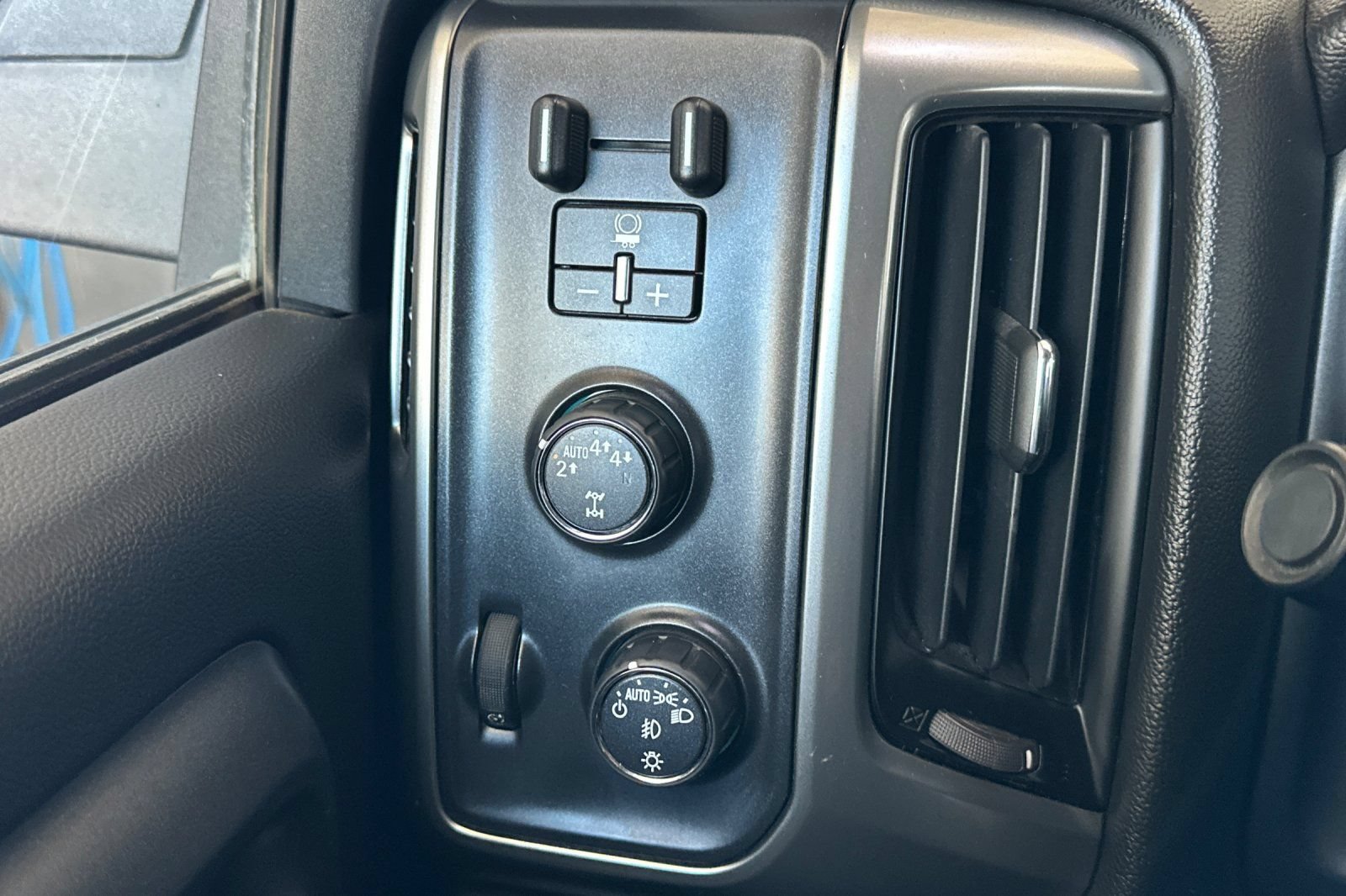 Used 2018 Chevrolet Silverado 1500 LT w/ All Star Edition AWD/4WD image 27