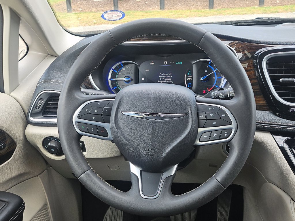 Used 2023 Chrysler Pacifica Limited FWD image 6