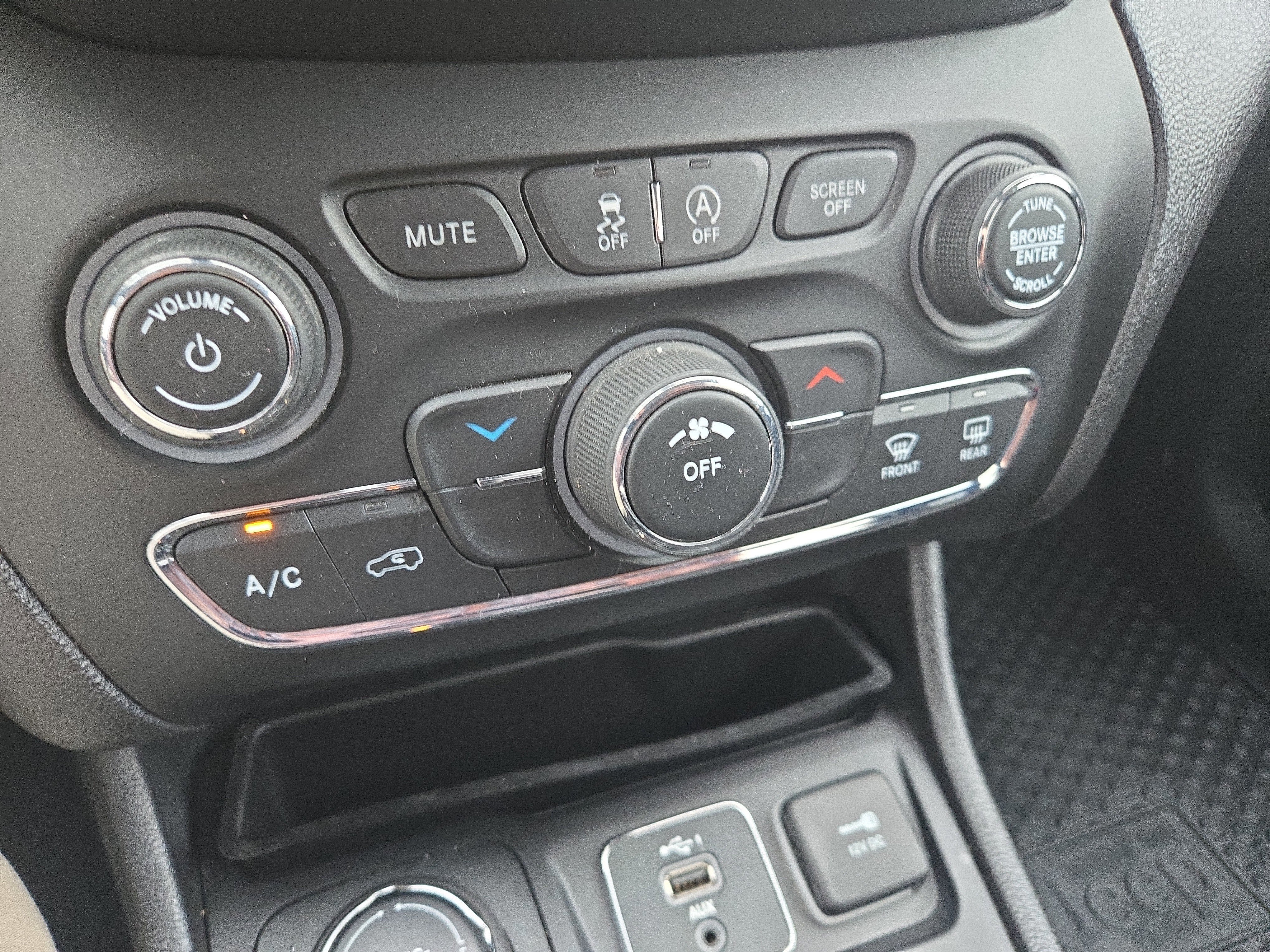 Used 2020 Jeep Cherokee Latitude w/ Cold Weather Group image 27