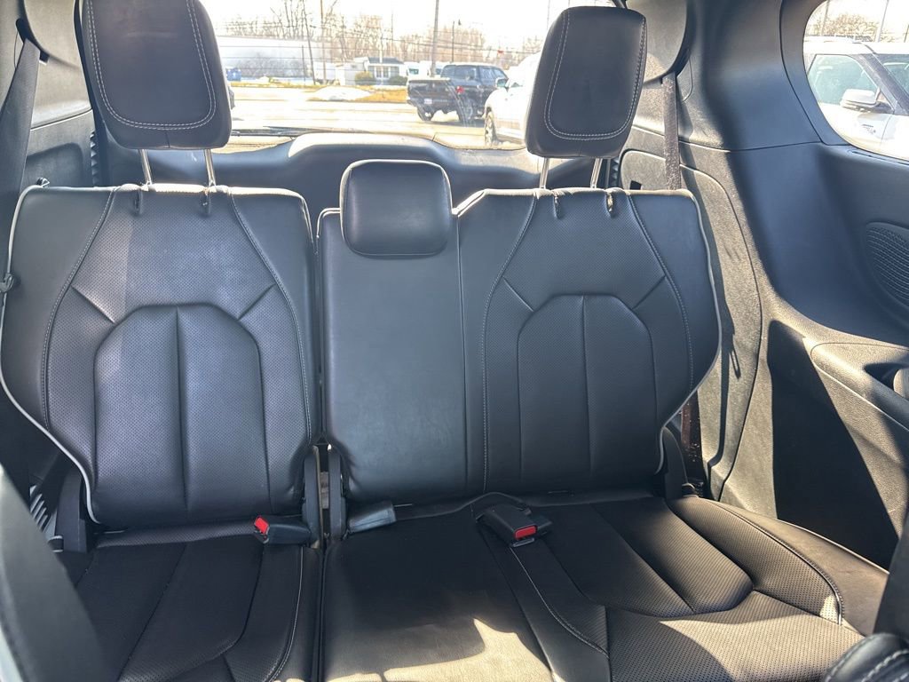 Used 2025 Chrysler Pacifica Limited image 41