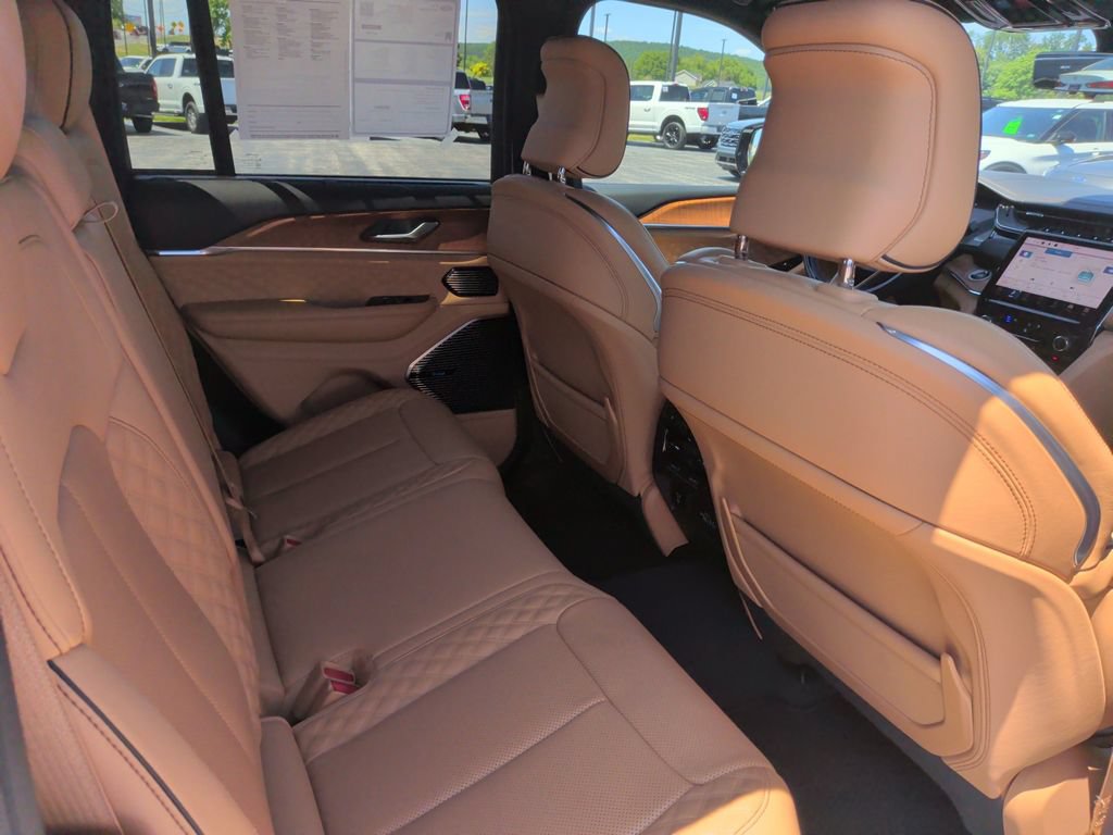 Used 2023 Jeep Grand Cherokee Summit AWD/4WD image 17