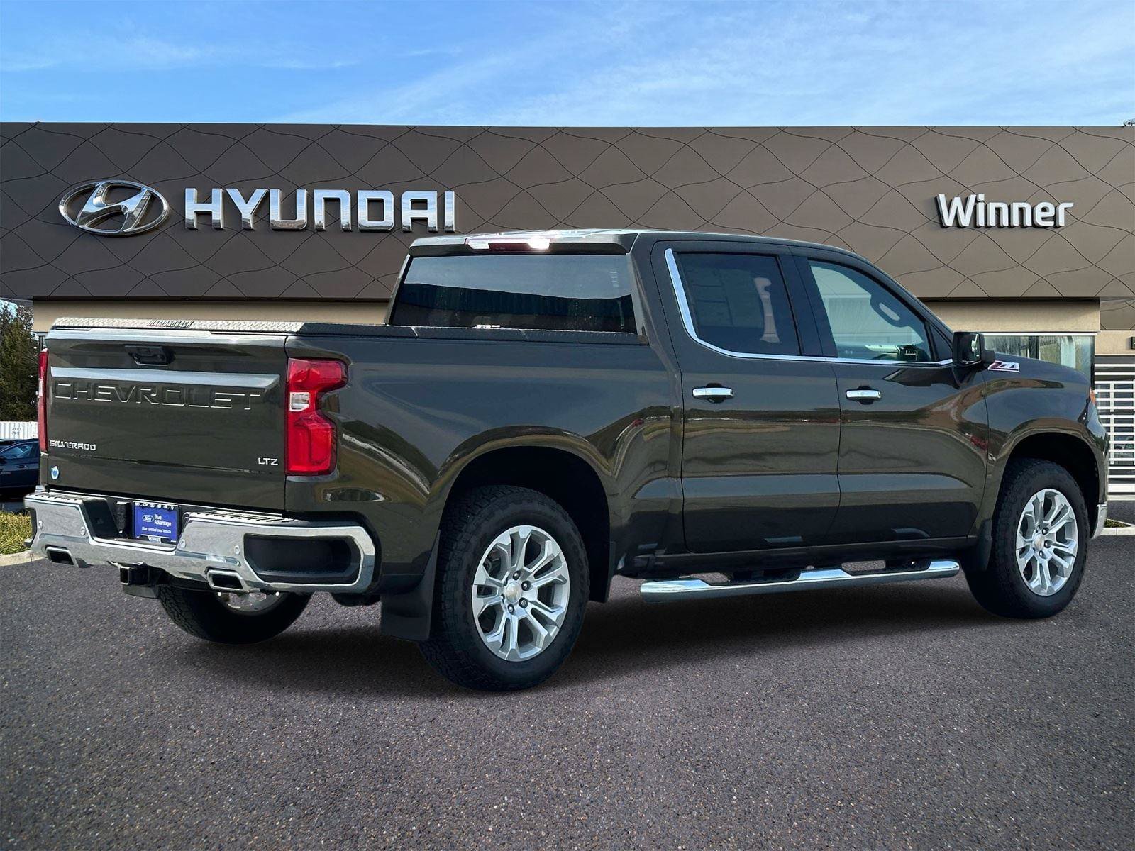Used 2023 Chevrolet Silverado 1500 LTZ AWD/4WD image 4