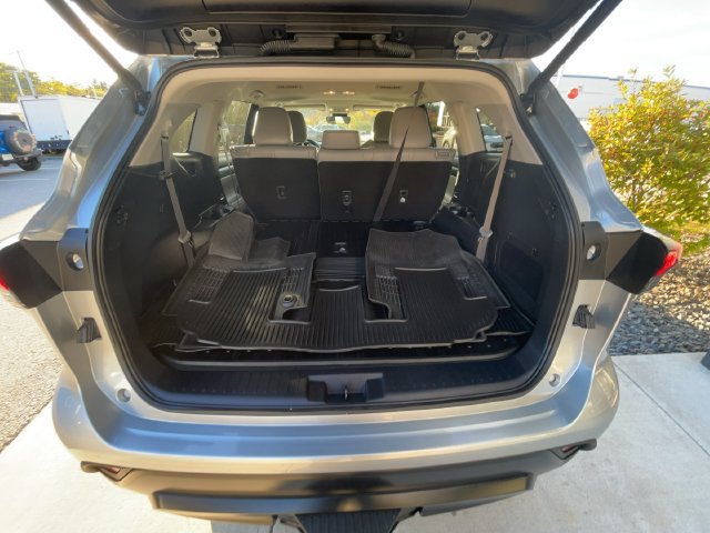Used 2024 Toyota Highlander XLE AWD/4WD image 11