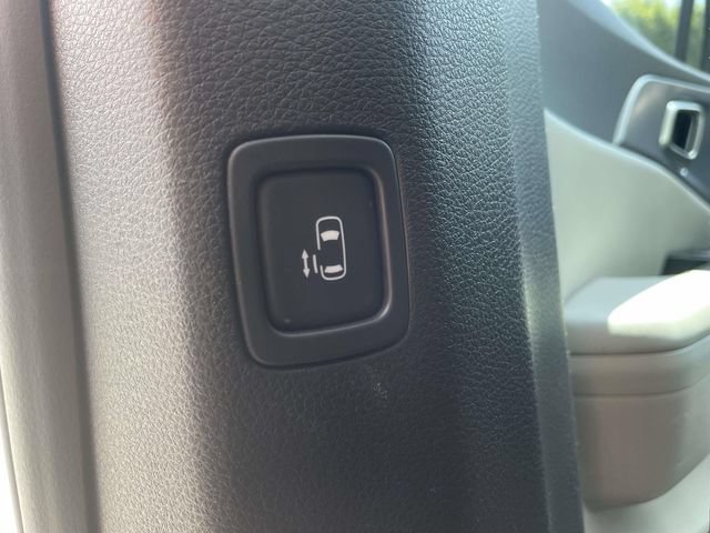 Used 2023 Kia Carnival LX FWD image 15