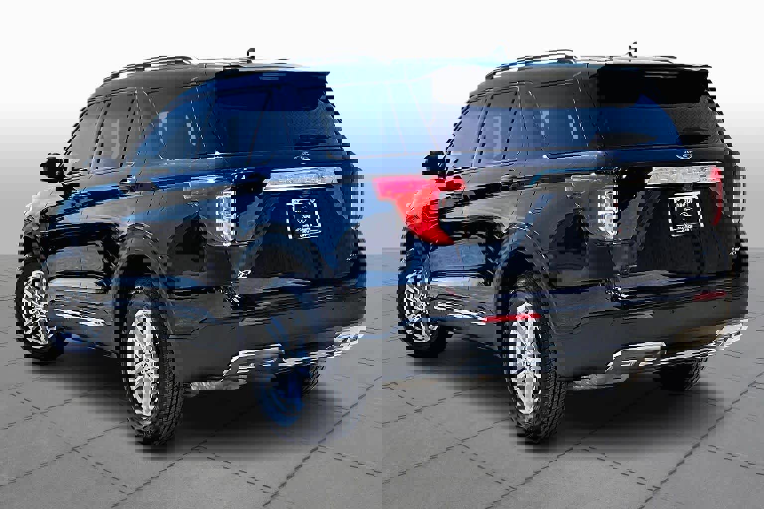 Certified 2023 Ford Explorer XLT w/ Equipment Group 202A AWD/4WD image 4