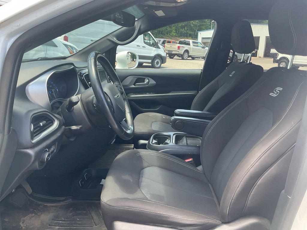 Used 2020 Chrysler Pacifica Touring w/ S Appearance Package FWD image 15