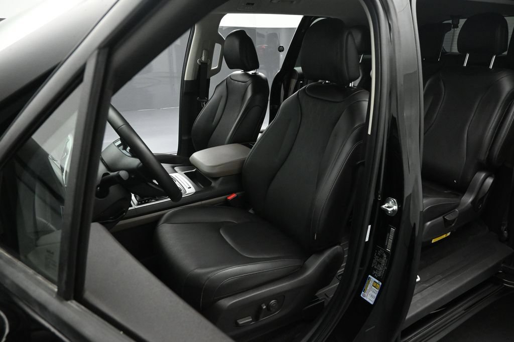 Used 2026 Kia Carnival FWD image 9