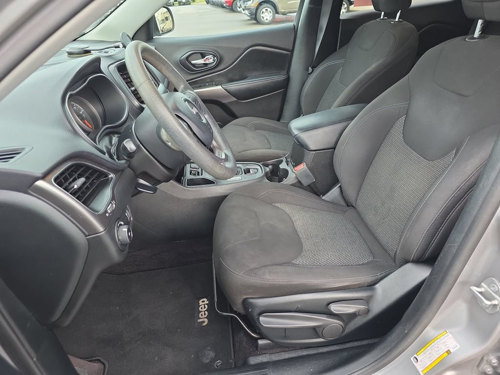 Used 2019 Jeep Cherokee Latitude w/ Popular Appearance Group FWD image 12