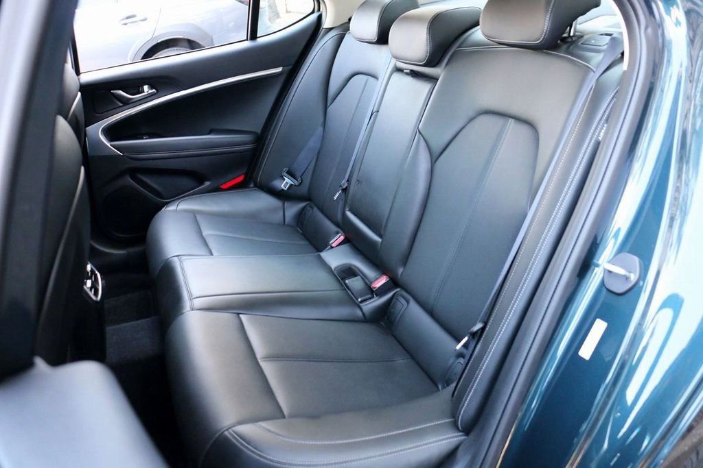 Used 2025 Genesis G70 2.5T image 19