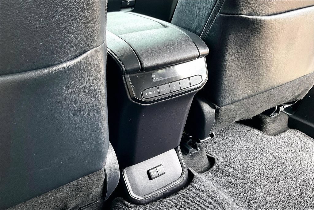 Used 2025 Toyota Highlander XLE AWD/4WD image 34