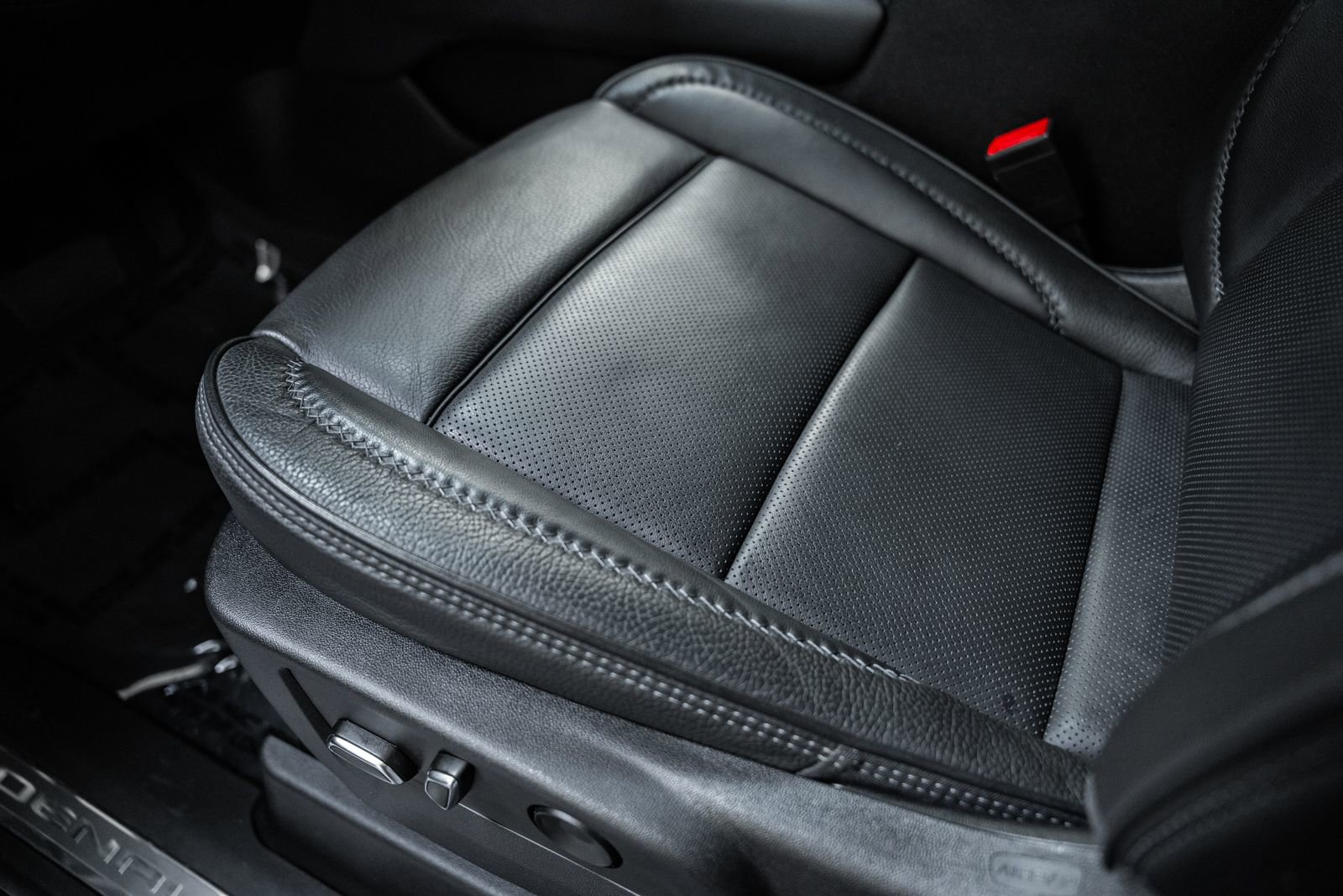 Used 2022 GMC Yukon Denali w/ Denali Premium Package AWD/4WD image 46