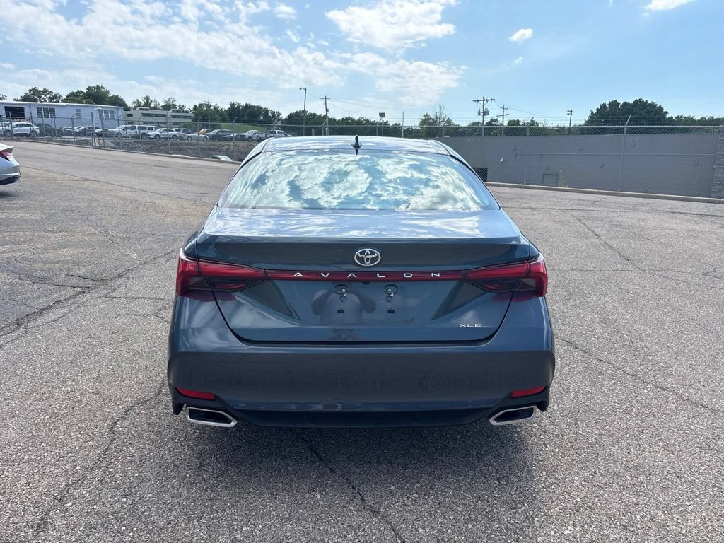 Used 2022 Toyota Avalon XLE w/ Moonroof Package FWD image 6