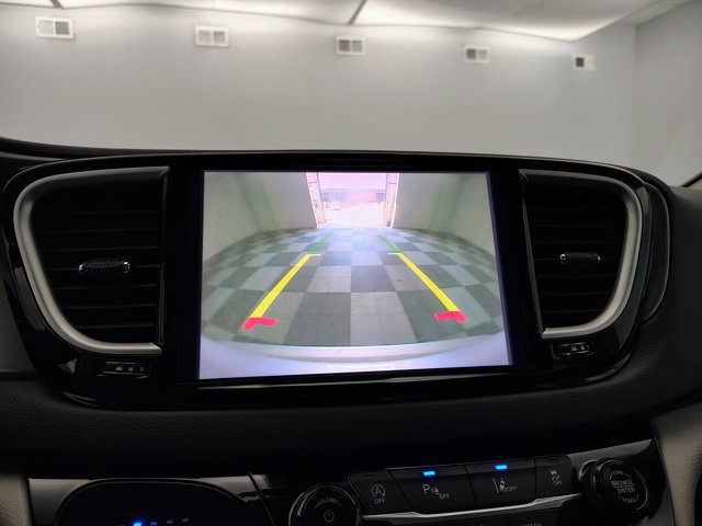 Used 2024 Chrysler Pacifica Touring-L FWD image 3