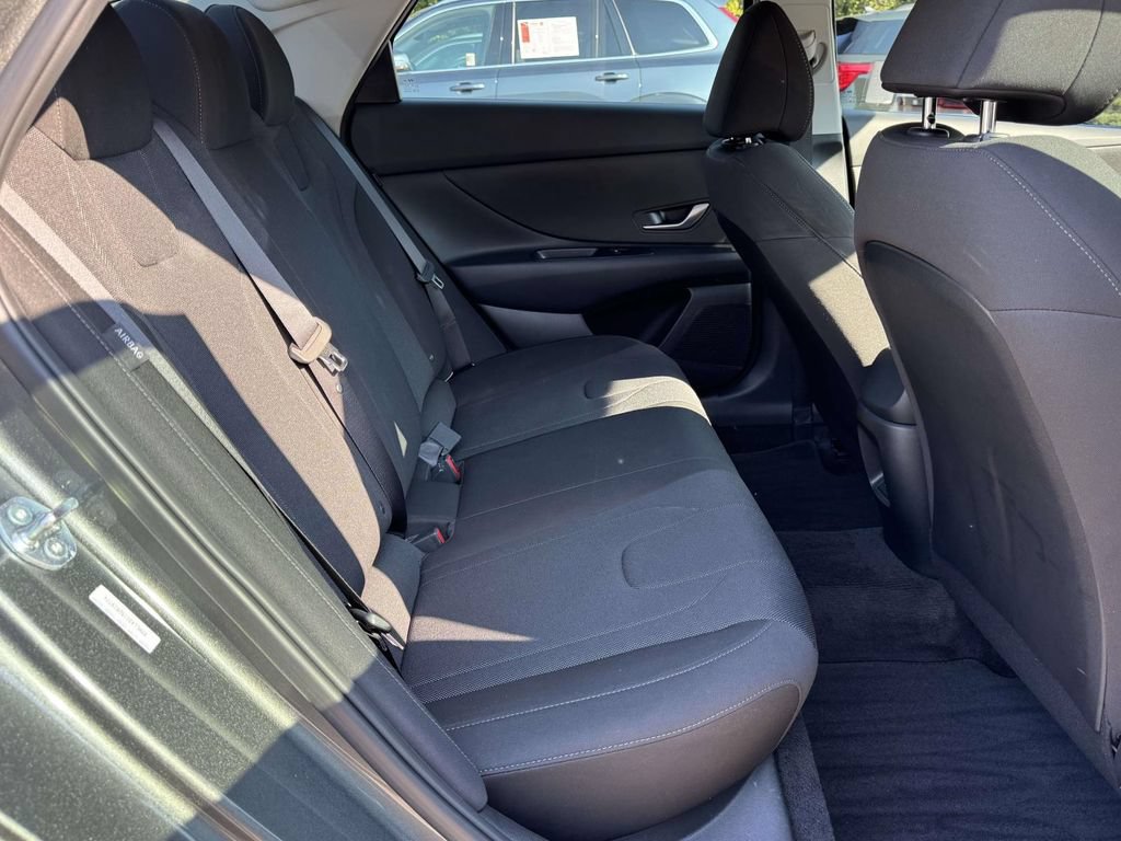 Used 2025 Hyundai Elantra SE FWD image 16