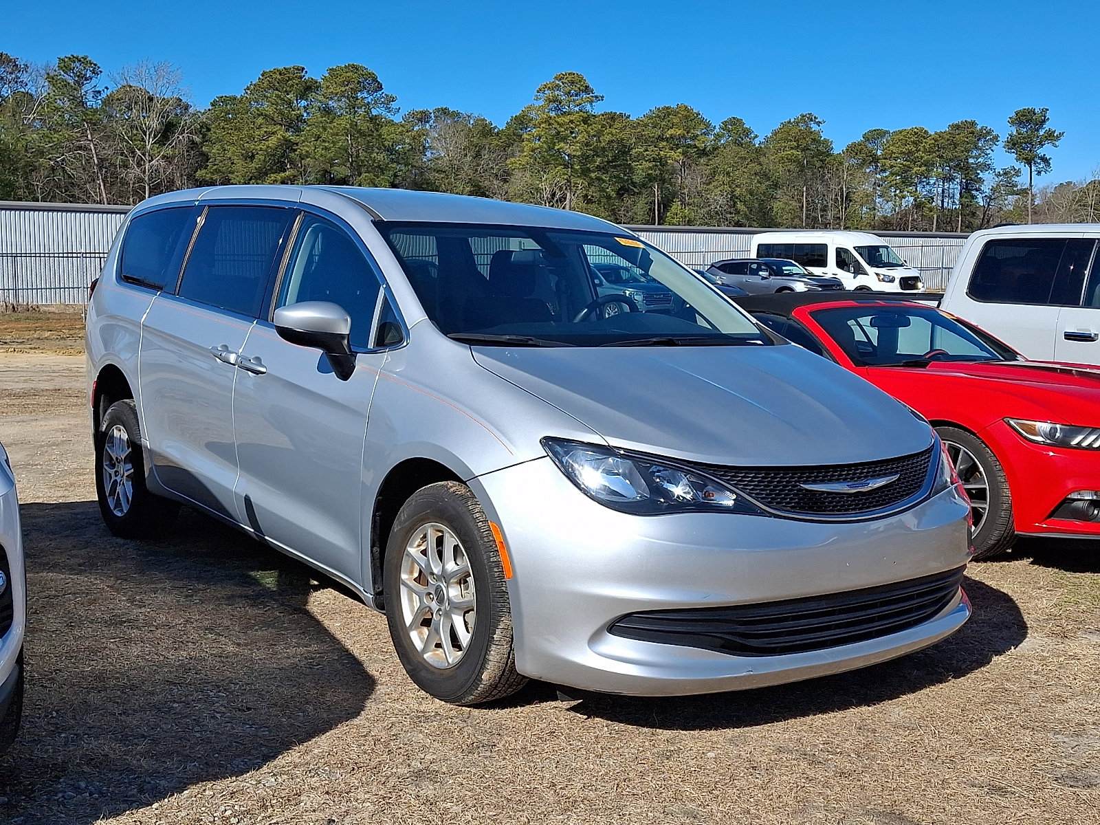 Used 2022 Chrysler Voyager LX image 5
