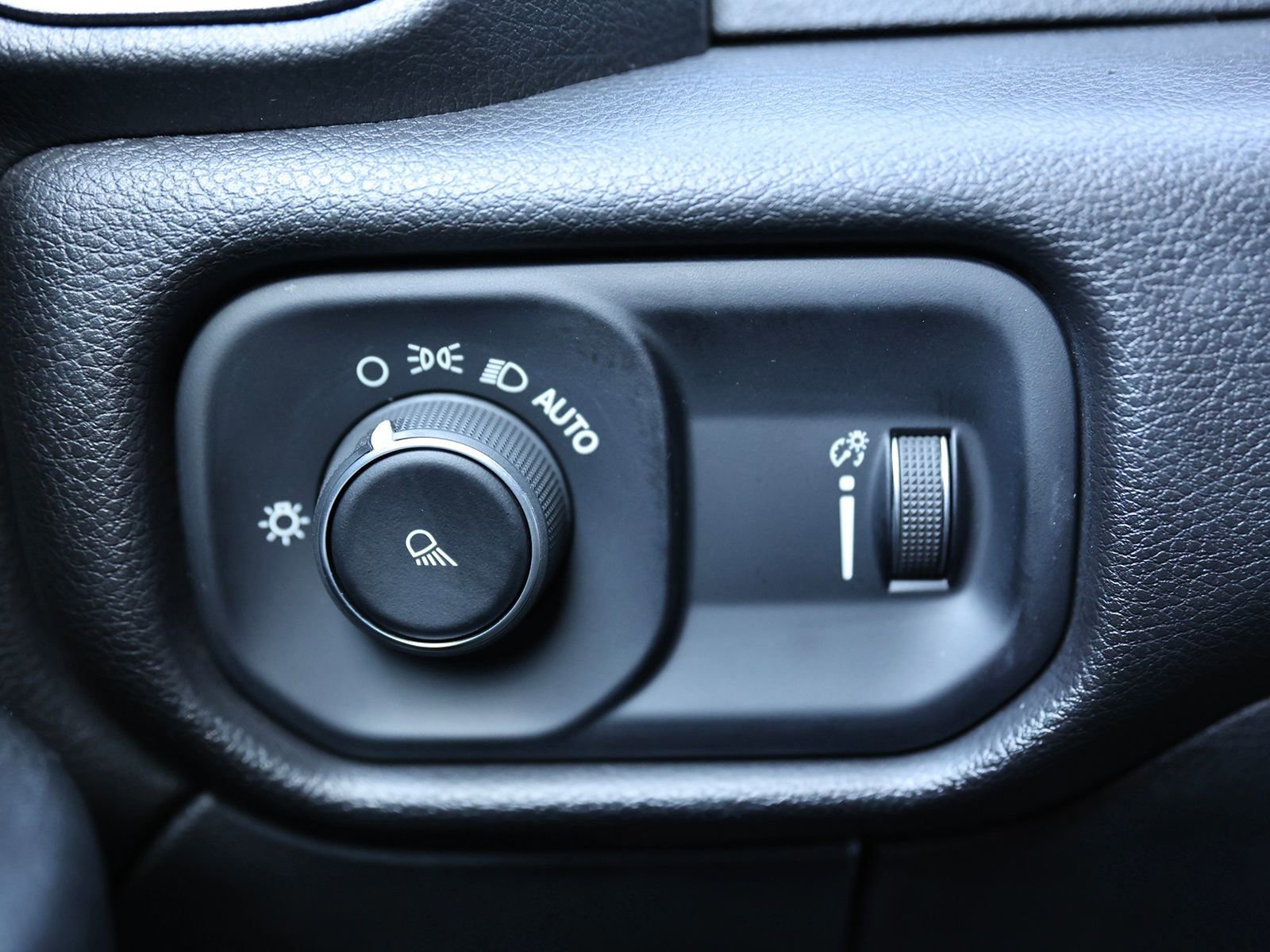 Used 2024 RAM 2500 Tradesman w/ Chrome Appearance Group image 33