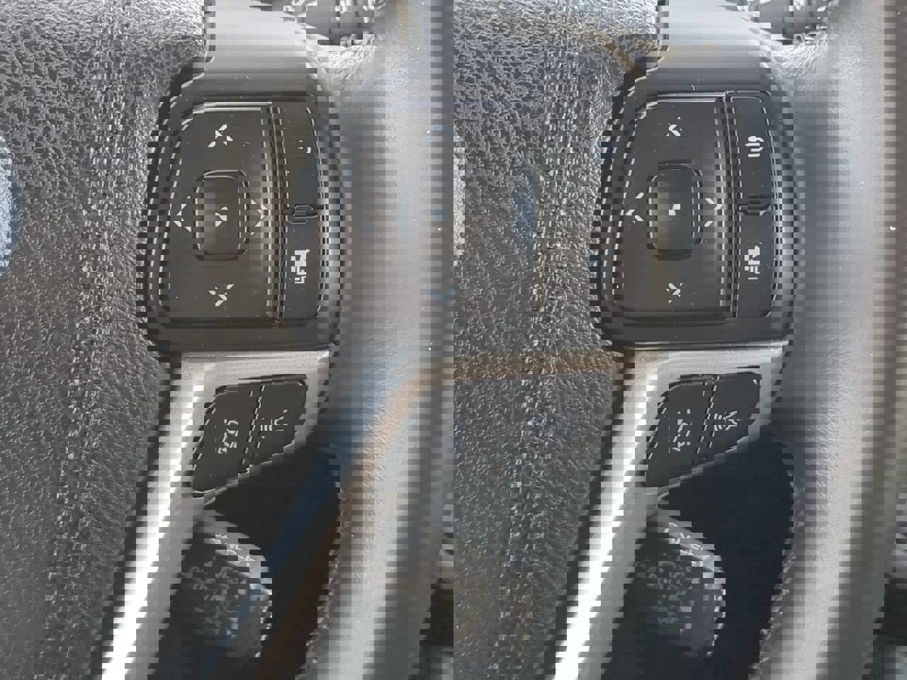 Used 2018 Toyota Highlander SE image 25