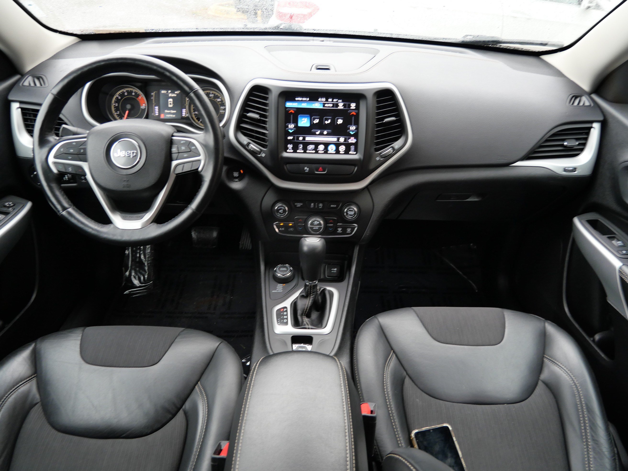 Used 2018 Jeep Cherokee Latitude Plus w/ Comfort/Convenience Group AWD/4WD image 10