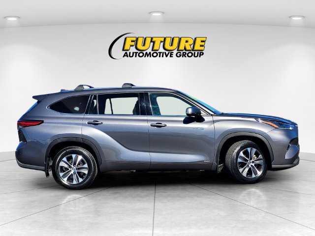 Used 2021 Toyota Highlander XLE AWD/4WD image 3