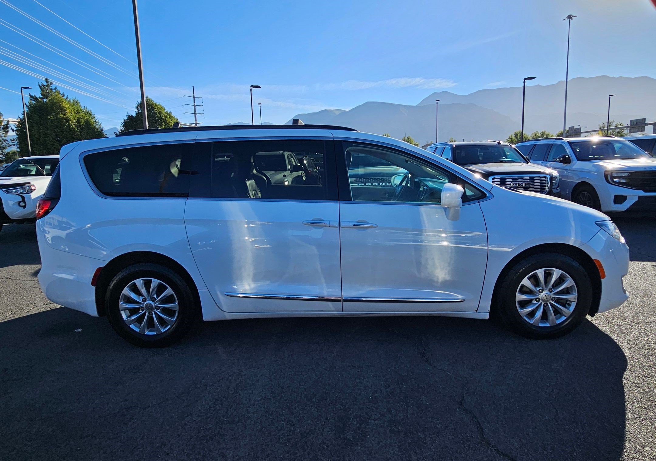 Used 2017 Chrysler Pacifica Touring-L FWD image 2