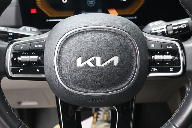 Used 2025 Kia Carnival FWD image 10