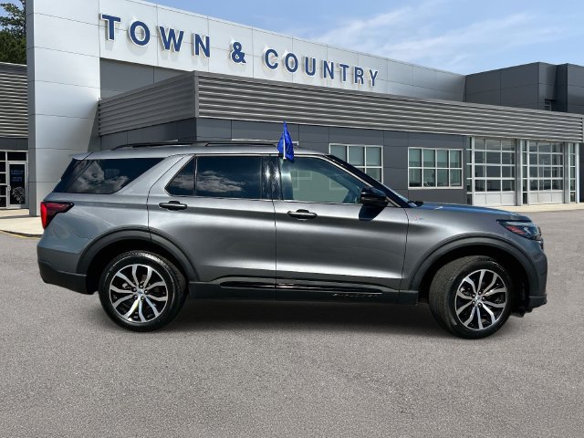 Certified 2025 Ford Explorer ST-Line AWD/4WD image 2