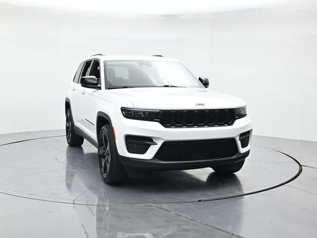 Used 2023 Jeep Grand Cherokee Altitude RWD image 4