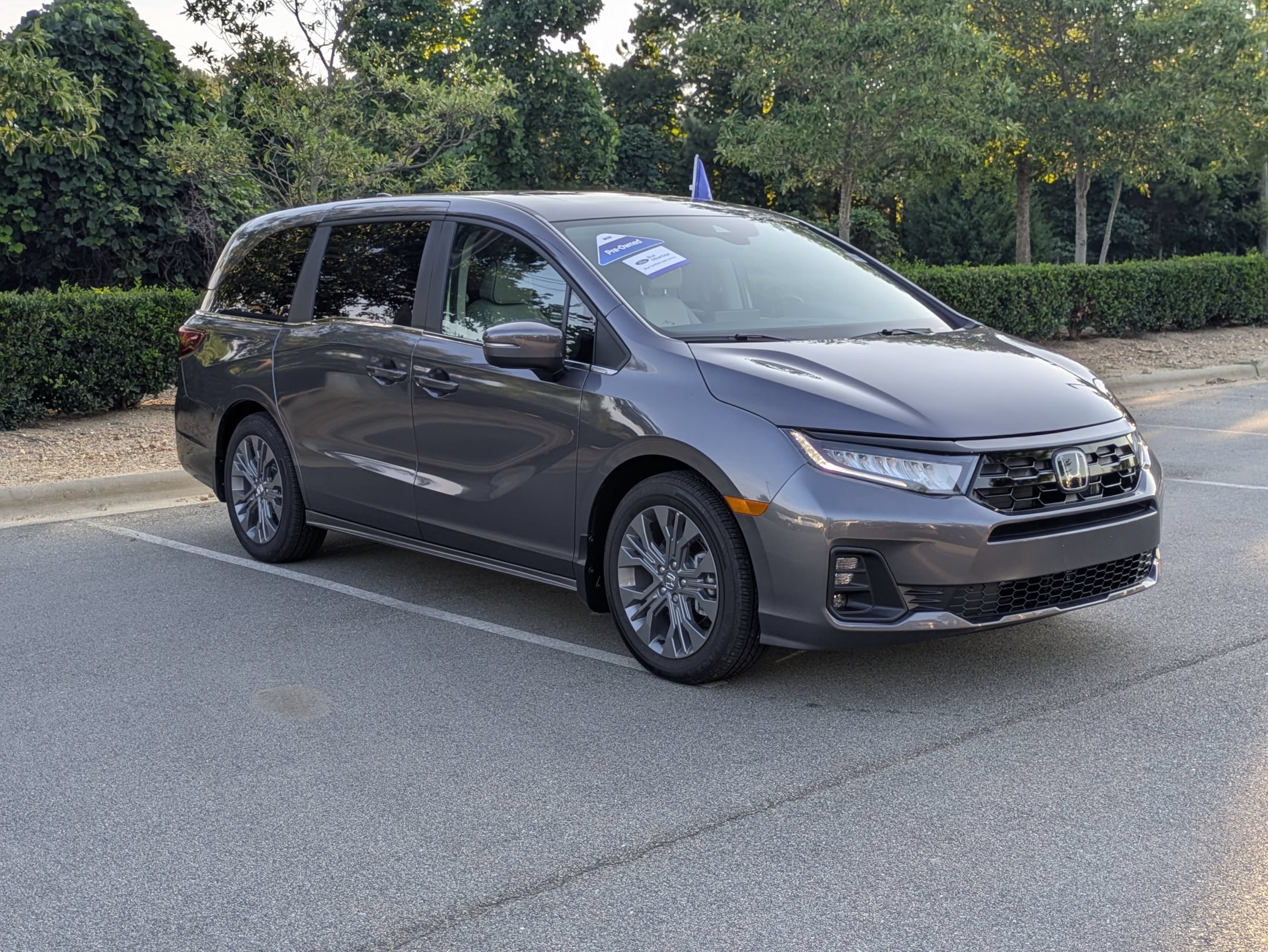 Used 2025 Honda Odyssey Touring image 2