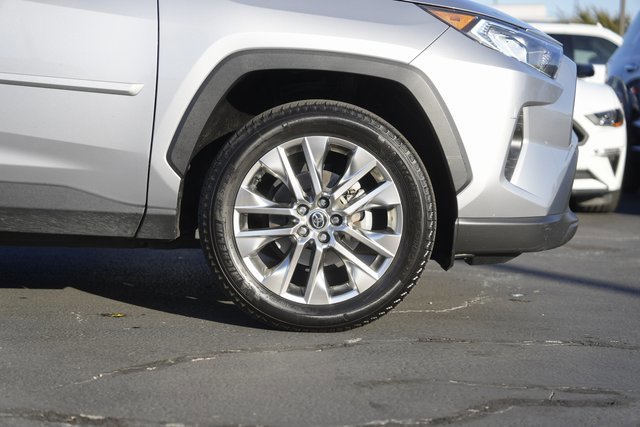 Used 2020 Toyota RAV4 XLE Premium image 4