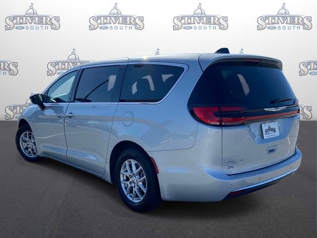Used 2024 Chrysler Pacifica Touring-L FWD image 5