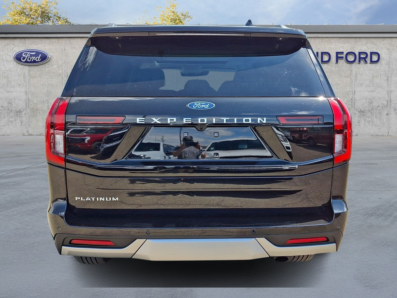Certified 2025 Ford Expedition Platinum w/ Platinum Ultimate Package AWD/4WD image 5