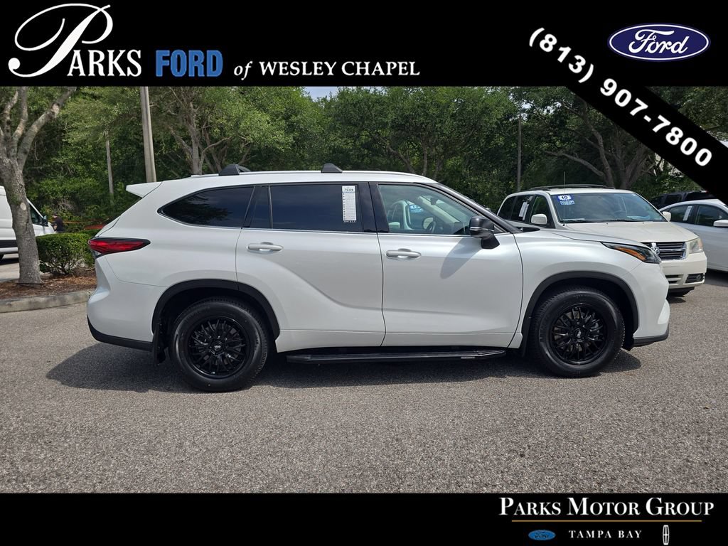 Used 2022 Toyota Highlander XLE FWD image 3