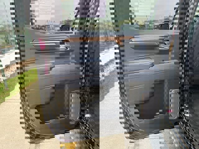 Used 2022 Chevrolet Silverado 1500 High Country w/ Technology Package image 18