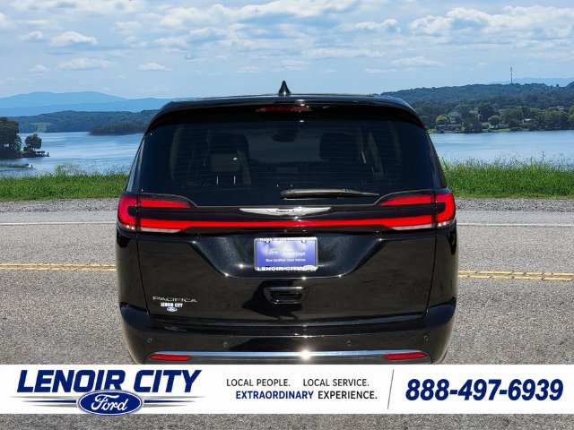 Used 2024 Chrysler Pacifica Touring-L FWD image 14